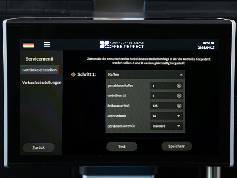 Displaymenue eines CP30 Kaffeevollautomaten mit Einstellung der Kaffeestaerke und Bruehparameter.