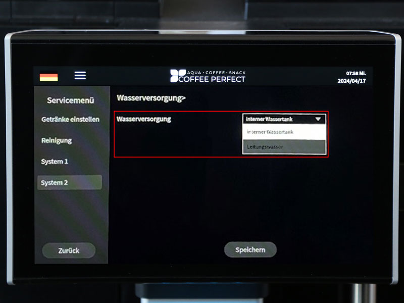 Display eines Kaffeevollautomaten mit Auswahl zwischen internem Wassertank und Leitungswasser.