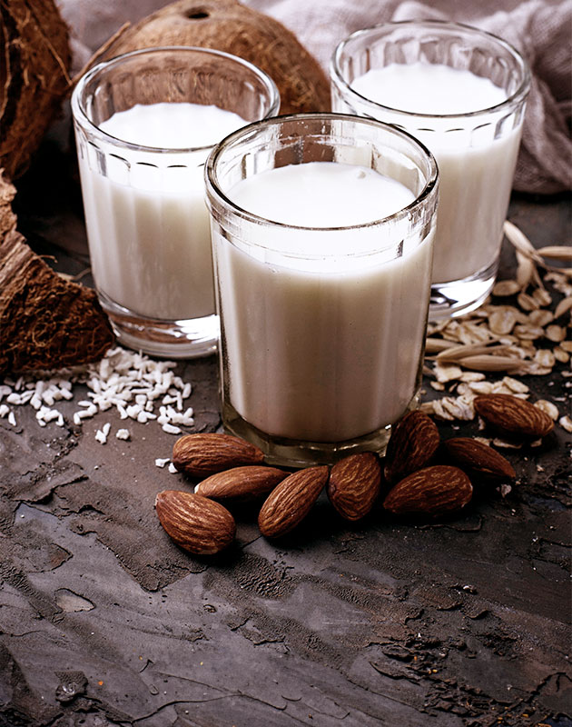 Drei Tassen gefüllt mit Milch Drei Tassen gefüllt mit Milch