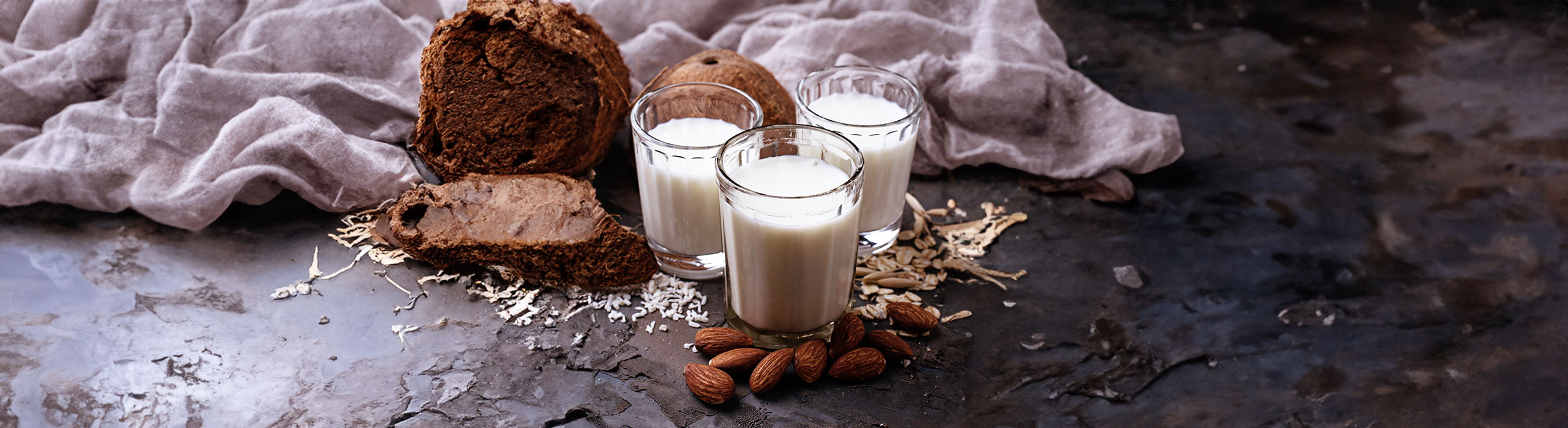 Drei Tassen gefüllt mit Milch