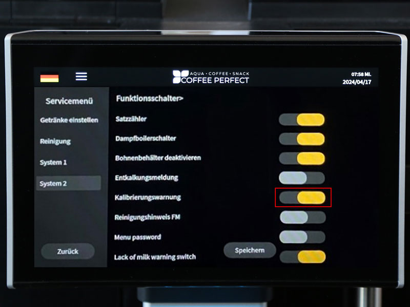 Display eines CP30 Kaffeevollautomaten mit aktivierter Kalibrierungswarnung im Systemmenue.