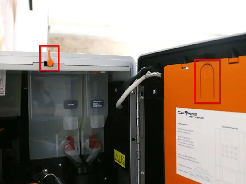 Programmierschluessel und Servicetuer mit markierter Programmtaste im Inneren der Kaffeemaschine.