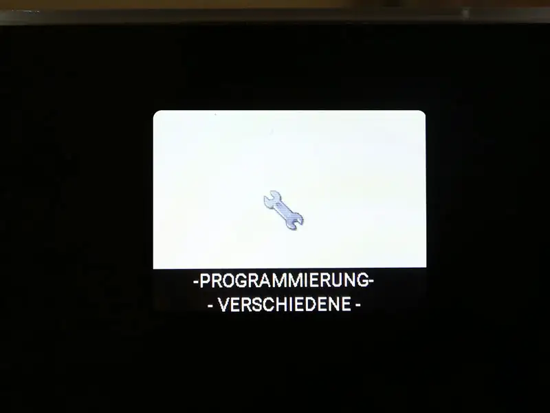 Display mit Schraubenschluessel und Text 'PROGRAMMIERUNG – VERSCHIEDENE'.