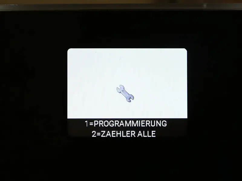 Display mit hervorgehobener Option 'Zaehler Service' im Servicemenue.