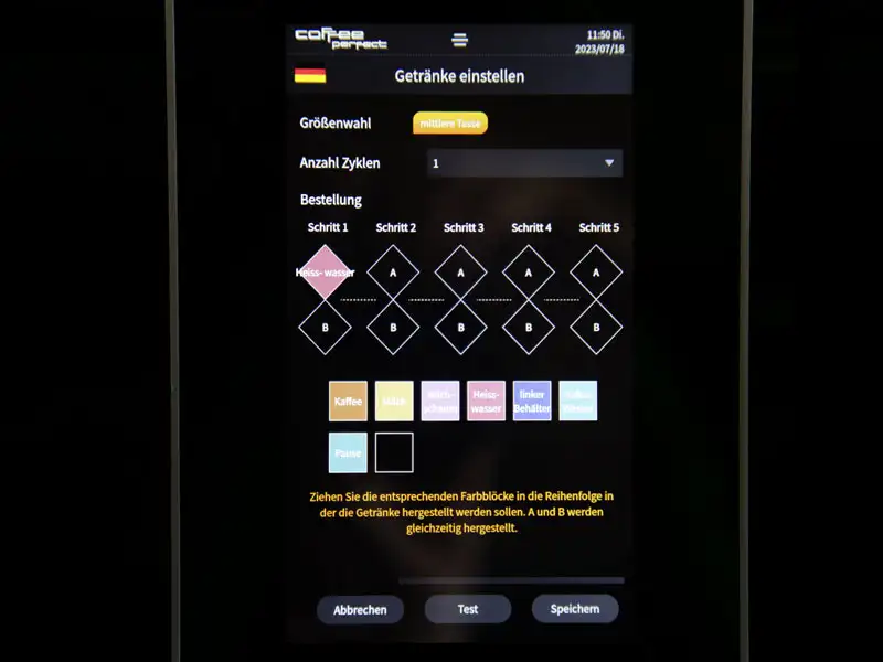 Display eines Kaffeevollautomaten mit Auswahl von Heißwasser im ersten Zubereitungsschritt.