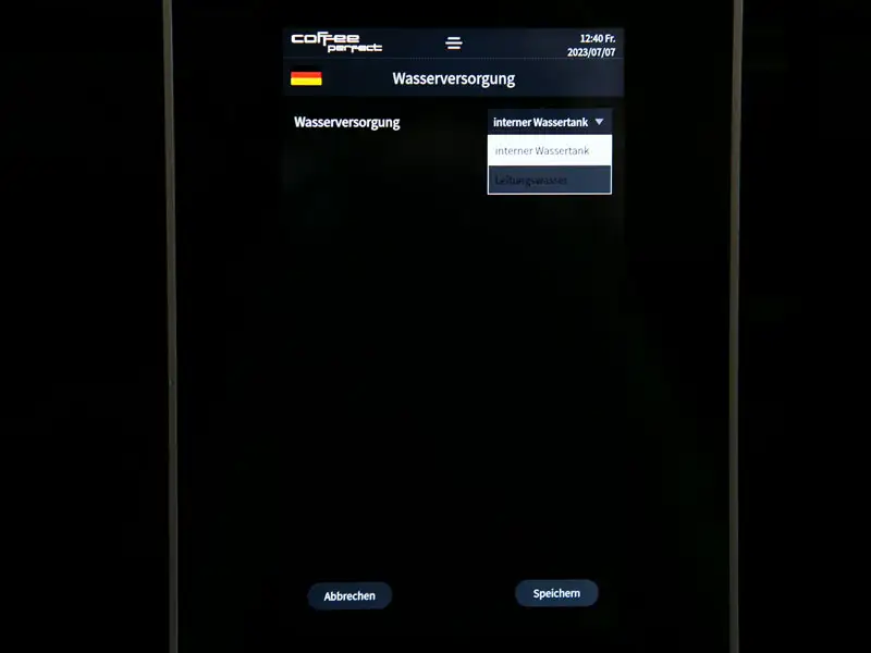 Display eines Kaffeevollautomaten mit Auswahl zwischen internem Wassertank und Leitungswasser.