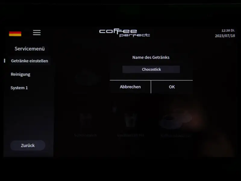 Display eines Kaffeevollautomaten mit Eingabefeld fuer den Getraenkenamen 'Chocostick'.