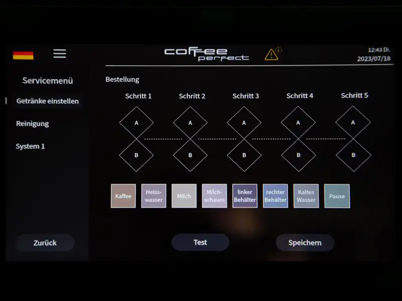 Display zeigt aktivierten Zubereitungsschritt 'Heißwasser' im Getraenkeeditor.