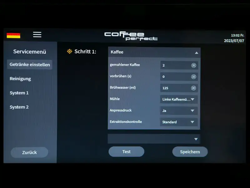 Display zeigt Einstellungen fuer Kaffeeparameter wie Anpressdruck und Extraktionskontrolle.