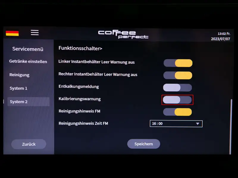 Display eines Kaffeevollautomaten mit hervorgehobener Option zur Kalibrierungswarnung.