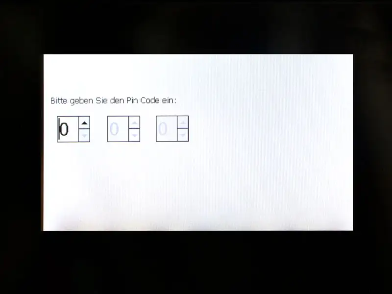 Display zeigt Eingabemaske fuer den PIN-Code mit drei Ziffernfeldern.