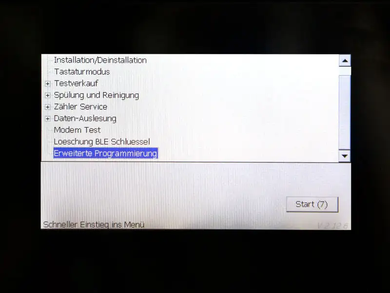 Display mit Menuepunkt 'Erweiterte Programmierung' im Servicemenue hervorgehoben.