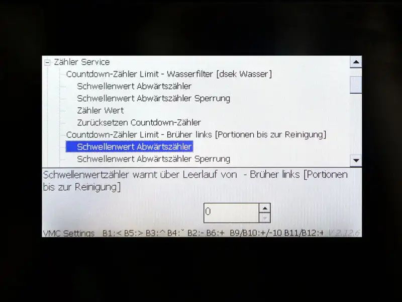 Innenansicht der Maschine mit markierter Position des Satzbehaelterkontakts.