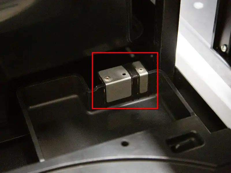 Nahaufnahme der Kaffeemaschine mit markiertem Kontaktbereich der Tropfschale.