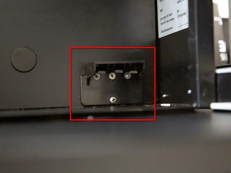 Tropfschale wird nach der Reinigung wieder korrekt in die Maschine eingesetzt.