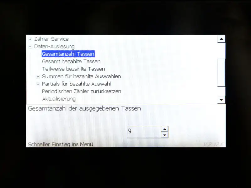 Display zeigt Menuepunkt 'Gesamtanzahl Tassen' zur Anzeige der produzierten Getraenke.